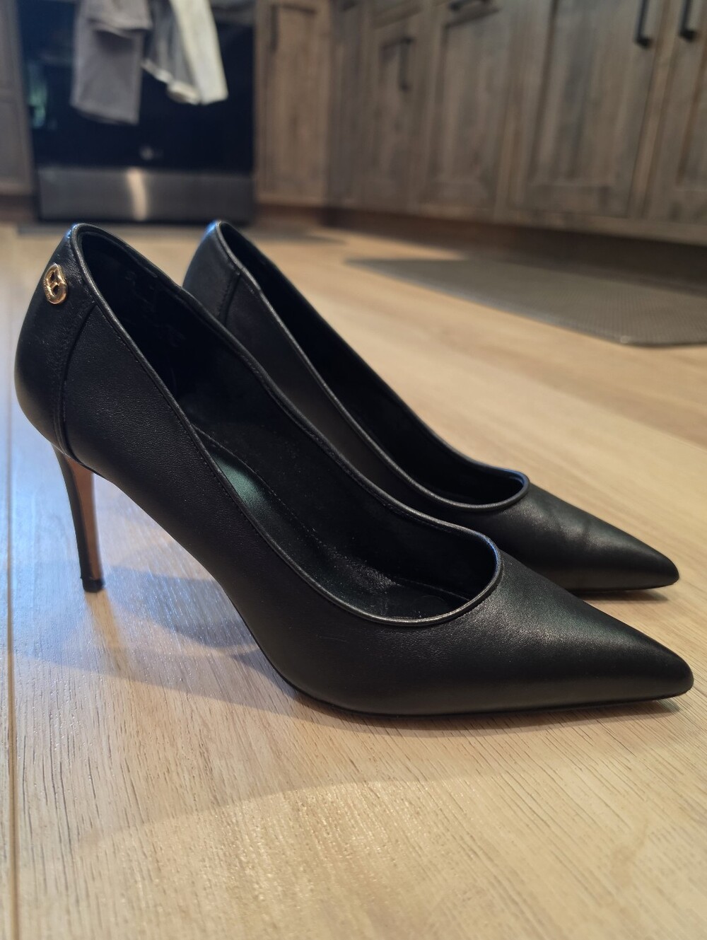 Dee Ocleppo Womens Size 8 Black Leather Pointed Toe Stiletto Pumps